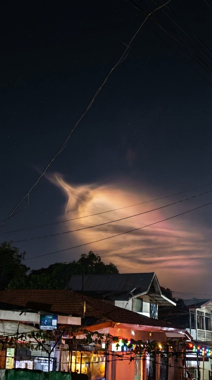 Chinese Rocket Creates Glowing "Space Jellyfish" Above PH Skies