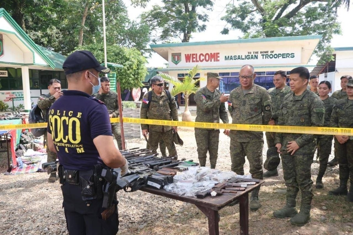 VISCOM Commander Awards Medals, Visits Negros Occidental