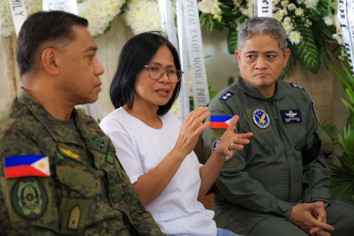 AFP Chief Pays Respects to Two Female Pilots Killed in Benguet Training Crash